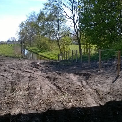 Afrasteringshek plaatsten rondom een brug 10