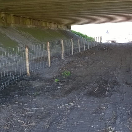 Afrasteringshek plaatsten rondom een brug 11