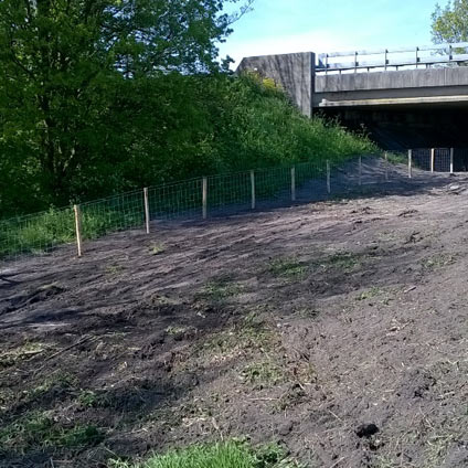 Afrasteringshek plaatsten rondom een brug 12