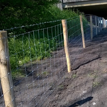 Afrasteringshek plaatsten rondom een brug 13