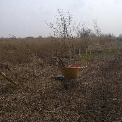 Afrasteringshek plaatsten rondom een brug 3