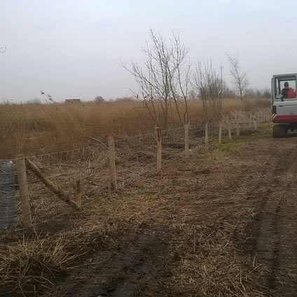 Afrasteringshek plaatsten rondom een brug 4