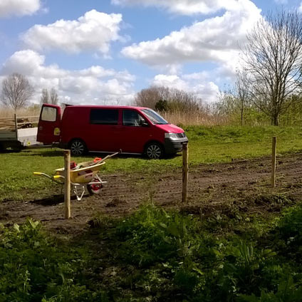 Afrasteringshek plaatsten rondom een brug 5