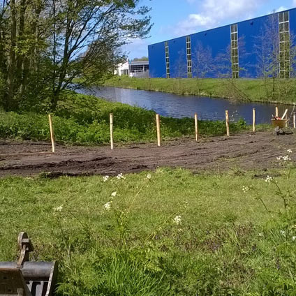 Afrasteringshek plaatsten rondom een brug 6