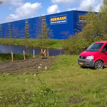 Afrasteringshek plaatsten rondom een brug 7