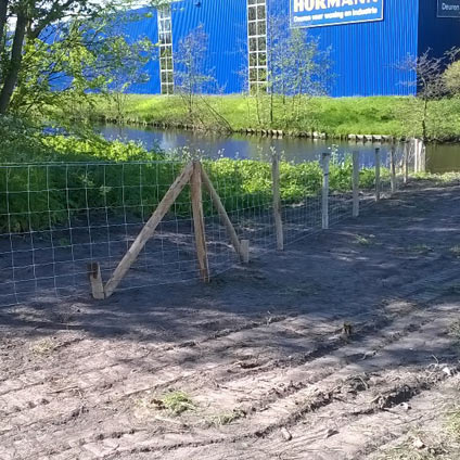 Afrasteringshek plaatsten rondom een brug 8